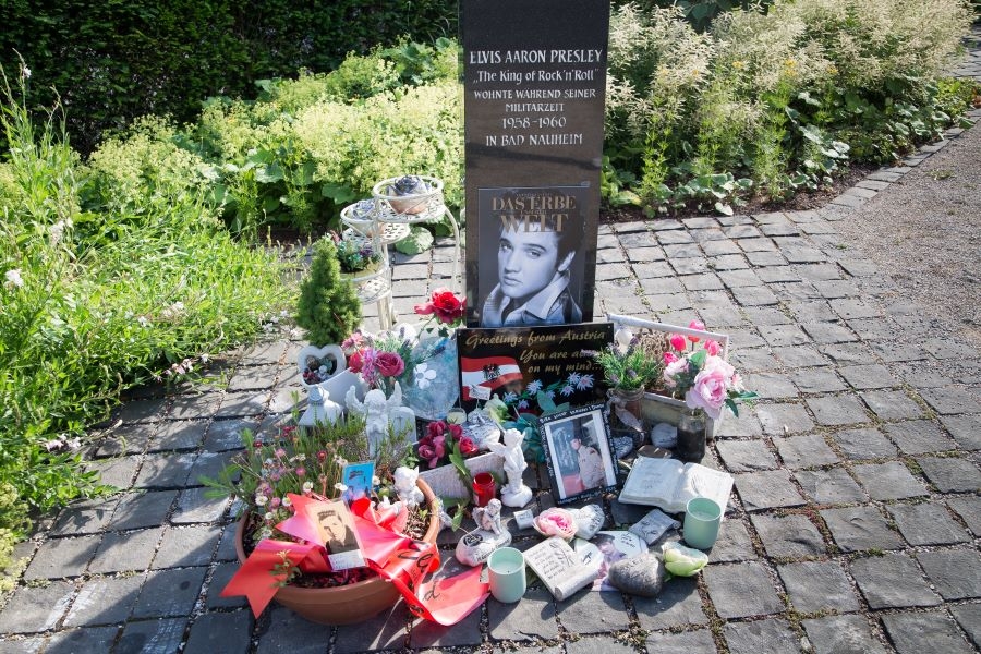 Stele von Elvis Presley mit Blumen und Gedenkgaben