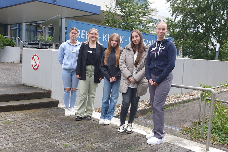 5 junge Frauen vor dem Eingang der Klinik Wetterau in Bad Nauheim