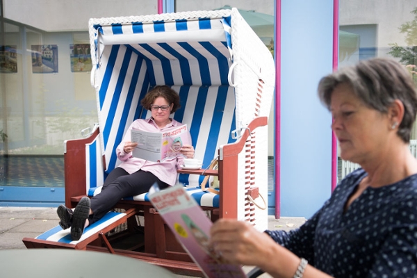 Zwei Personen im Strandkorb beim Lesen