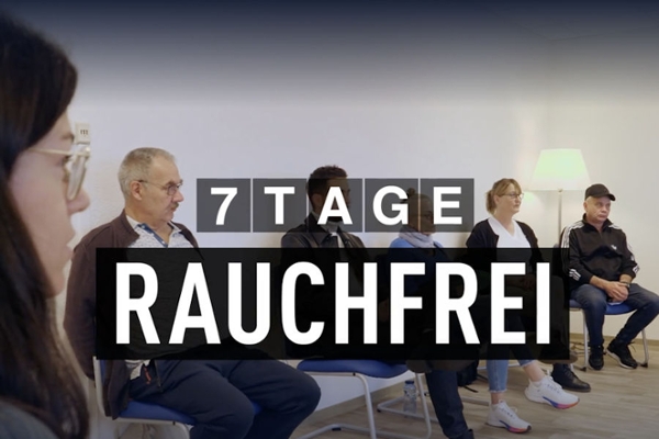 Eine sitzende Gruppe Menschen Eine sitzende Gruppe Menschen