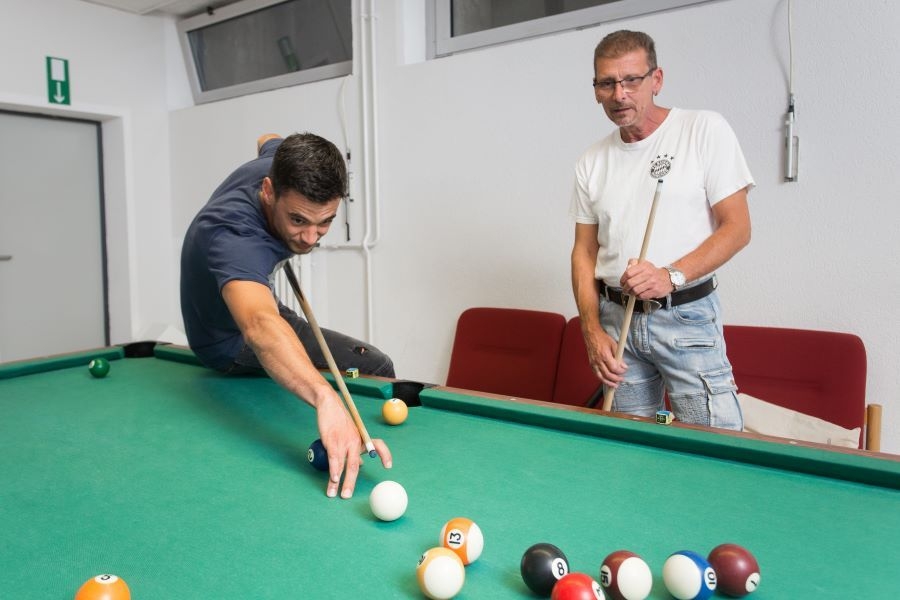 Zwei Männer beim Billard spielen Zwei Männer beim Billard spielen