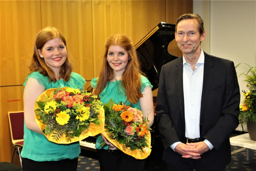 Prof. Dr. Claus Weiss und den zwei Pianistinnen mit Blumen