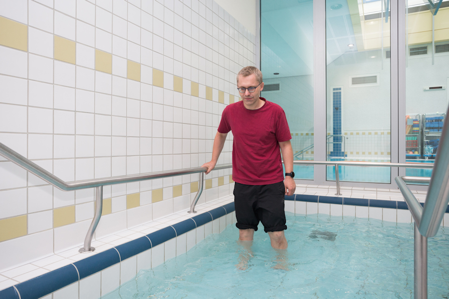 Mann beim Wasser treten Mann beim Wasser treten