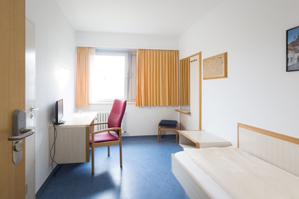 Zimmer mit Bett und Schreibtisch  Zimmer mit Bett und Schreibtisch